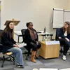Gespräch zwischen zwei Politikerinnen und Moderatorin im Workshop-Raum