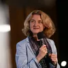 Daniela Schwarzer auf der Bühne mit Mikrofon