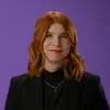 Carline Mohr vor lila Hintergrund