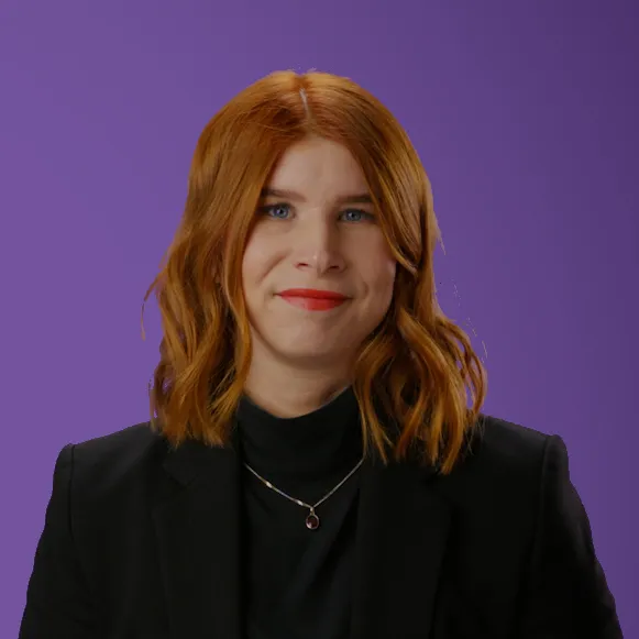 Carline Mohr vor lila Hintergrund