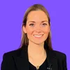 Portrait Eliza Diekmann vor lila Hintergrund