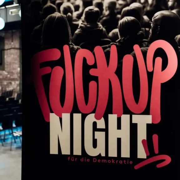 Poster "Fuckup Night für die Demokratie" vor einer Bühne