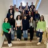 Gruppenbild junger Menschen in einem Treppenhaus