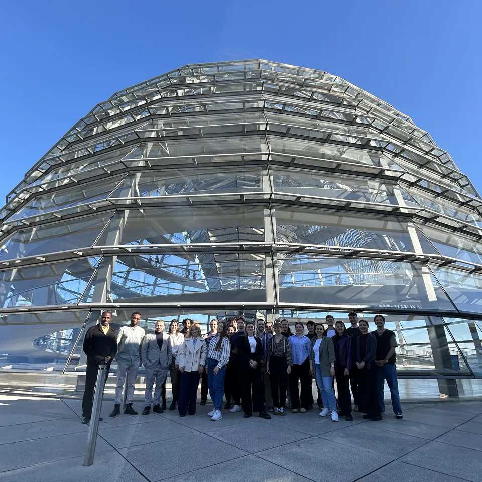 Gruppe vor der Kuppel des Reichstagsgebäudes
