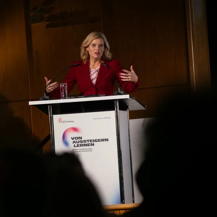 Bundestagspräsidentin Julia Klöckner am Redepult