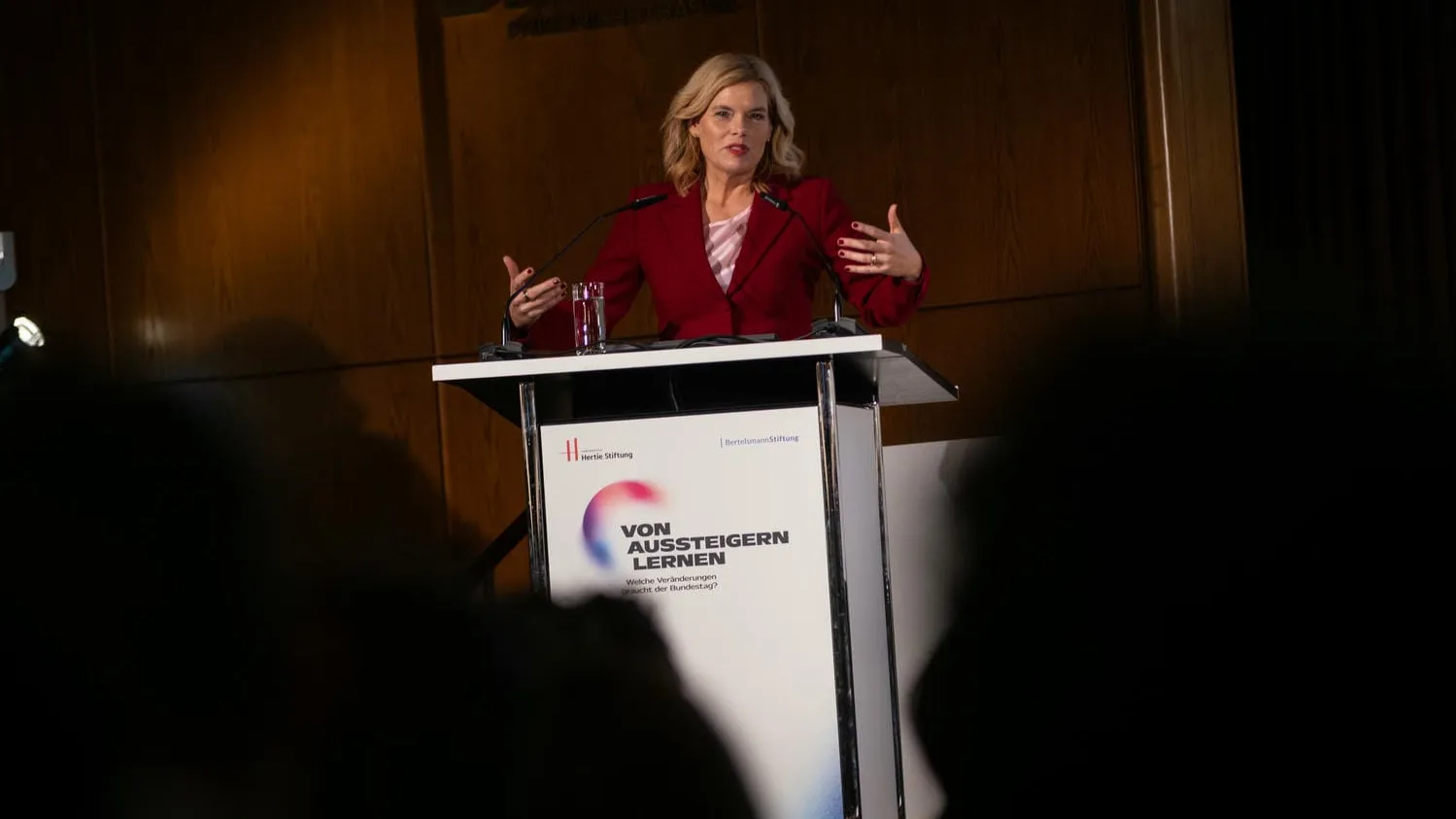 Video-Ausschnitt mit Julia Klöckner am Rednerpult
