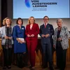 Daniela Schwarzer, Elisabeth Niejahr, Julia Klöckner, Philipp Amthor und Annette Schavan vor der Bühne