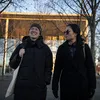 Zwei Workshop-Teilnehmerinnen vor dem Bundestag
