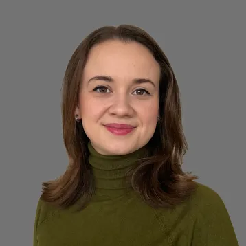 Portrait von Luisa Hofmeier vor grauem Hintergrund