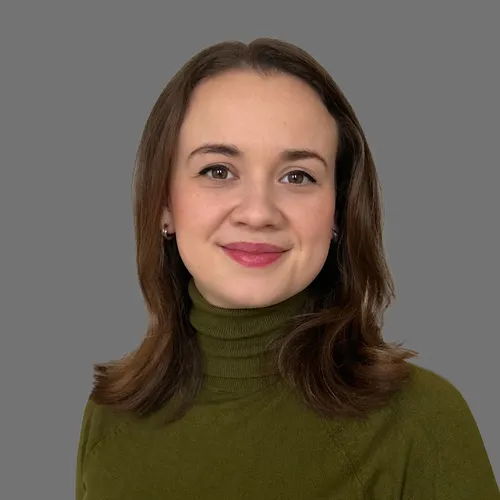 Portrait Luisa Hofmeier vor grauem Hintergrund