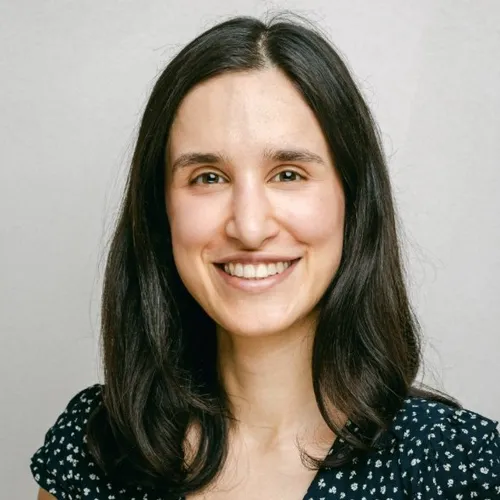 Nergis Zarifi lächelt in die Kamera