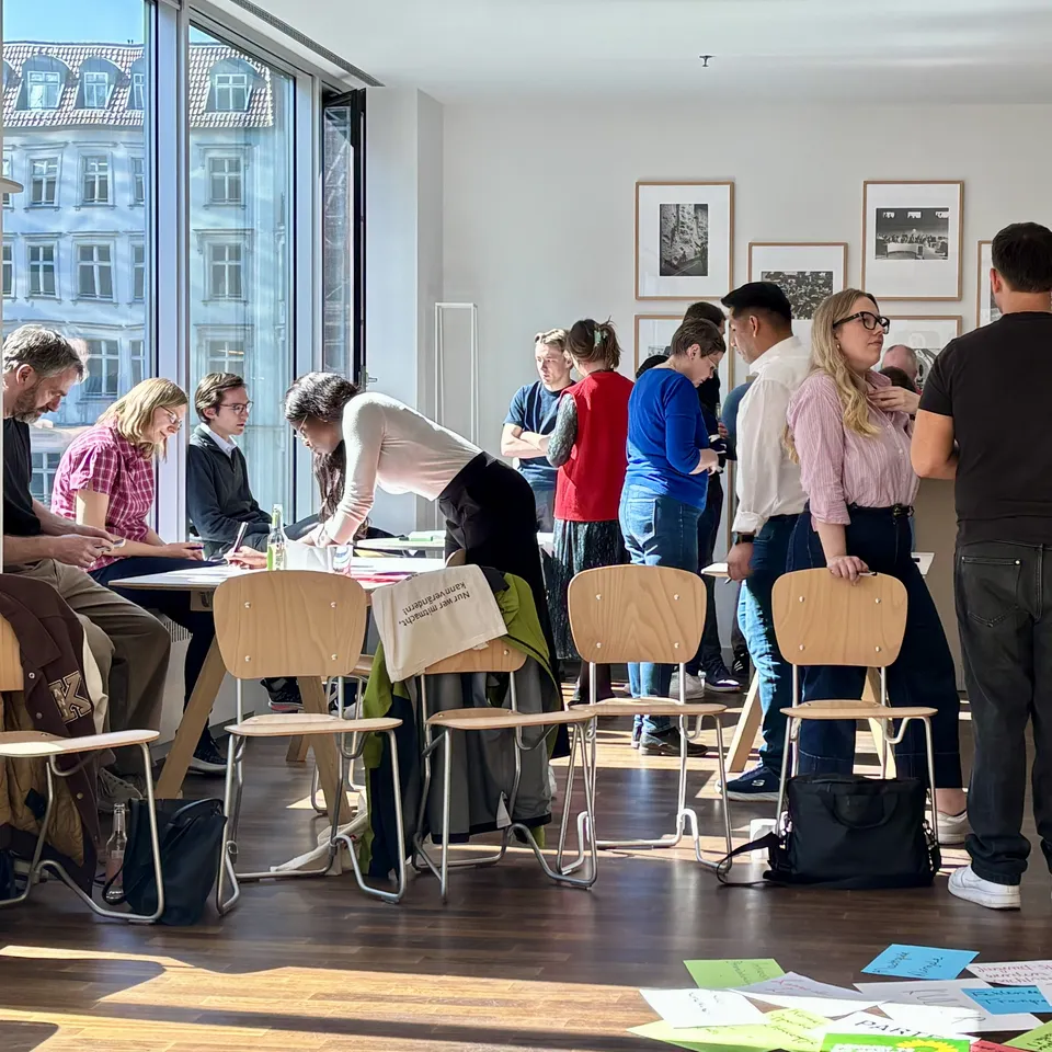 Gruppe arbeitet in hellem Büroraum zusammen
