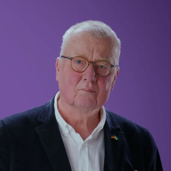 Ruprecht Polenz vor lila Hintergrund