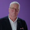 Ruprecht Polenz vor lila Hintergrund