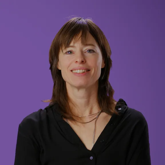 Hedwig Richter vor lila Hintergrund