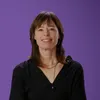 Hedwig Richter vor lila Hintergrund
