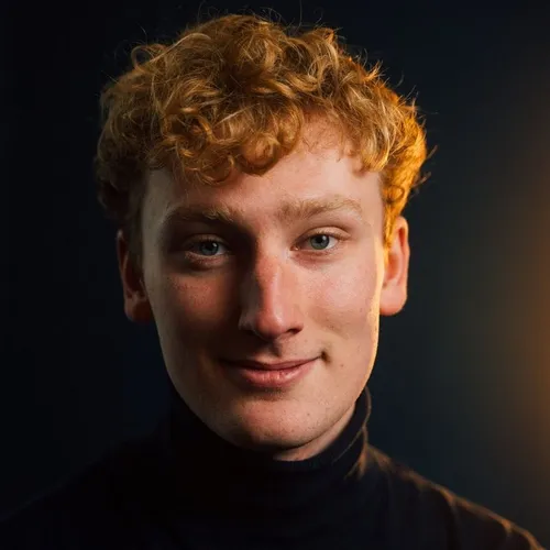 Portrait von Laurenz Frenzel vor dunklem Hintergrund 