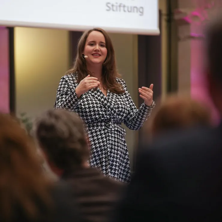 Ricarda Lang auf der Bühne vor Publikum
