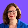 Portrait Elisabeth Niejahr vor lila Hintergrund