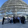 Gruppenbild vor der Kuppel des Bundestages