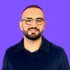 Portrait Kassem Taher Saleh vor lila Hintergrund