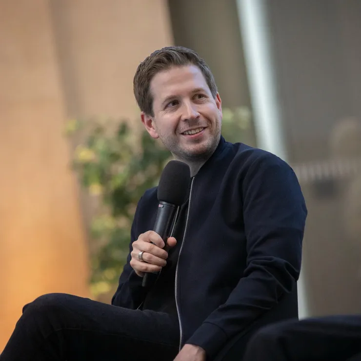 Kevin Kühnert auf der Bühne mit Mikrofon