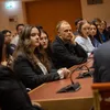 Gruppe junger Menschen im Gespräch