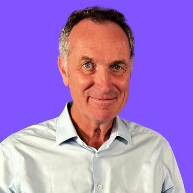 Portrait Stephan Lamby vor lila Hintergrund