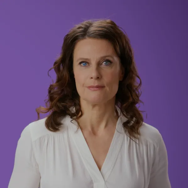 Claudia Kade vor lila Hintergrund