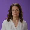 Claudia Kade vor lila Hintergrund