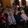 Publikum in Stuhlreihen